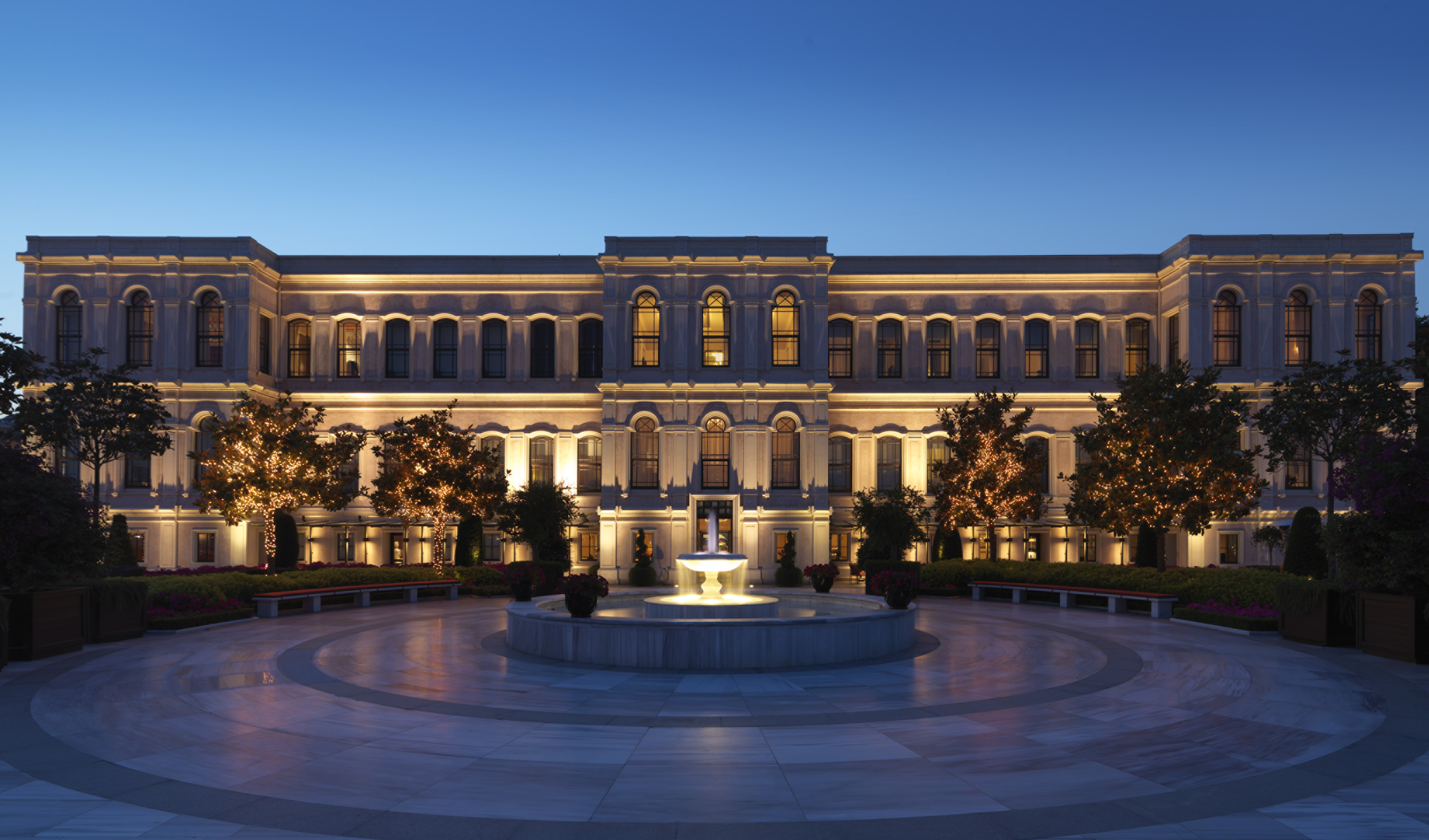 The illuminated palace façade and fountain courtyard of Four Seasons Hotel Istanbul at the Bosphorus